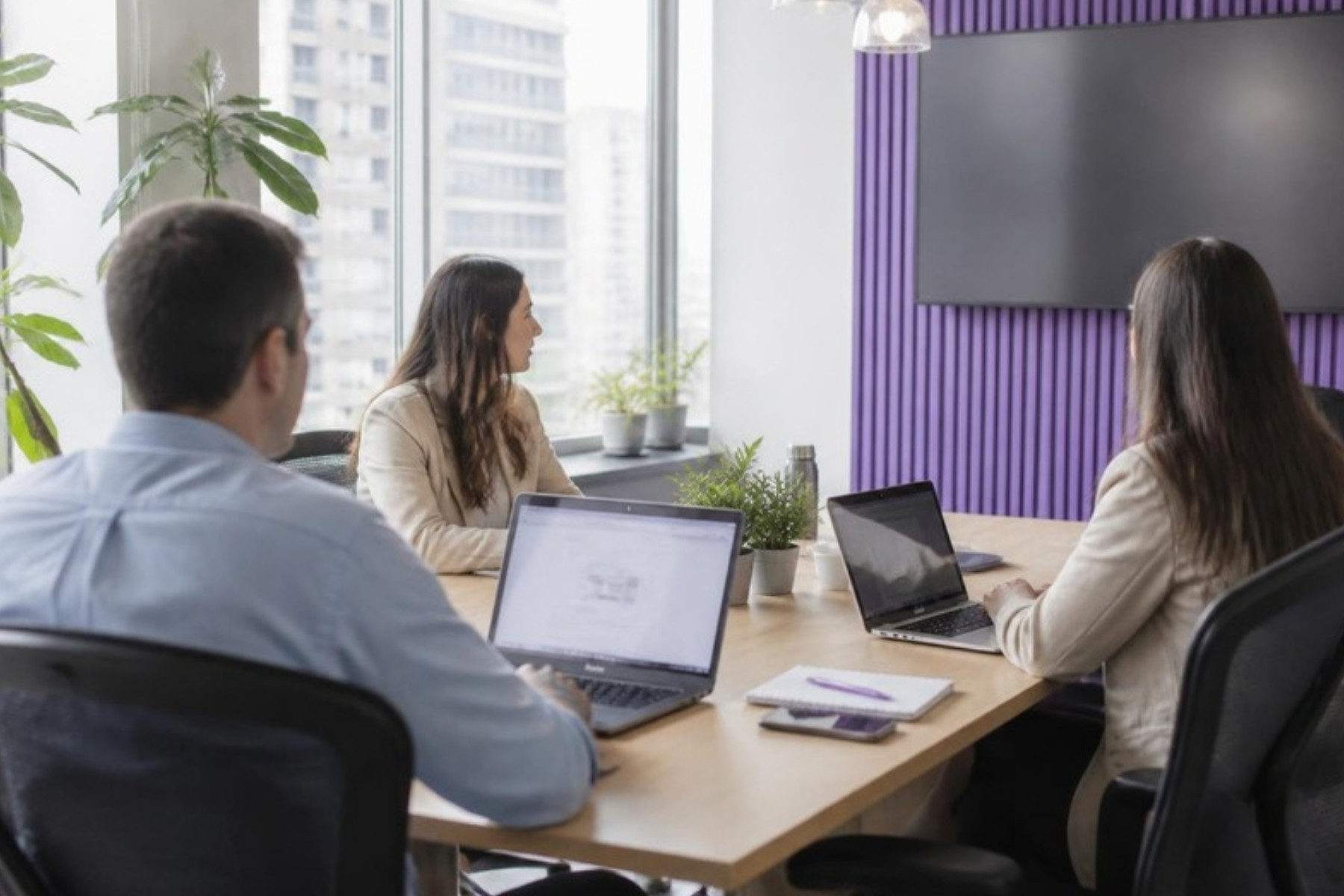 Equipo de trabajo en una sala de reuniones