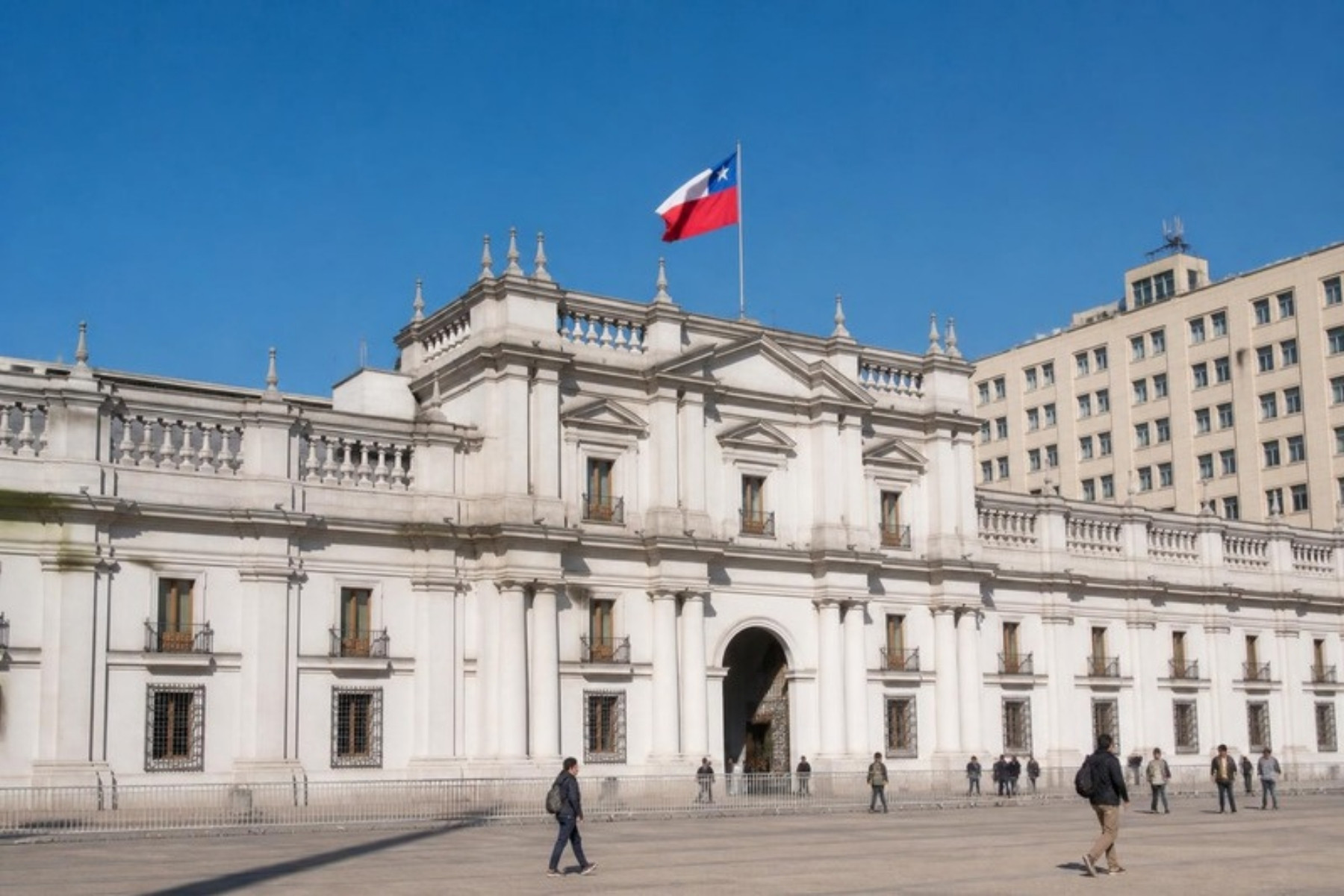 Edificio de servicio público en Santiago con la bandera de Chile