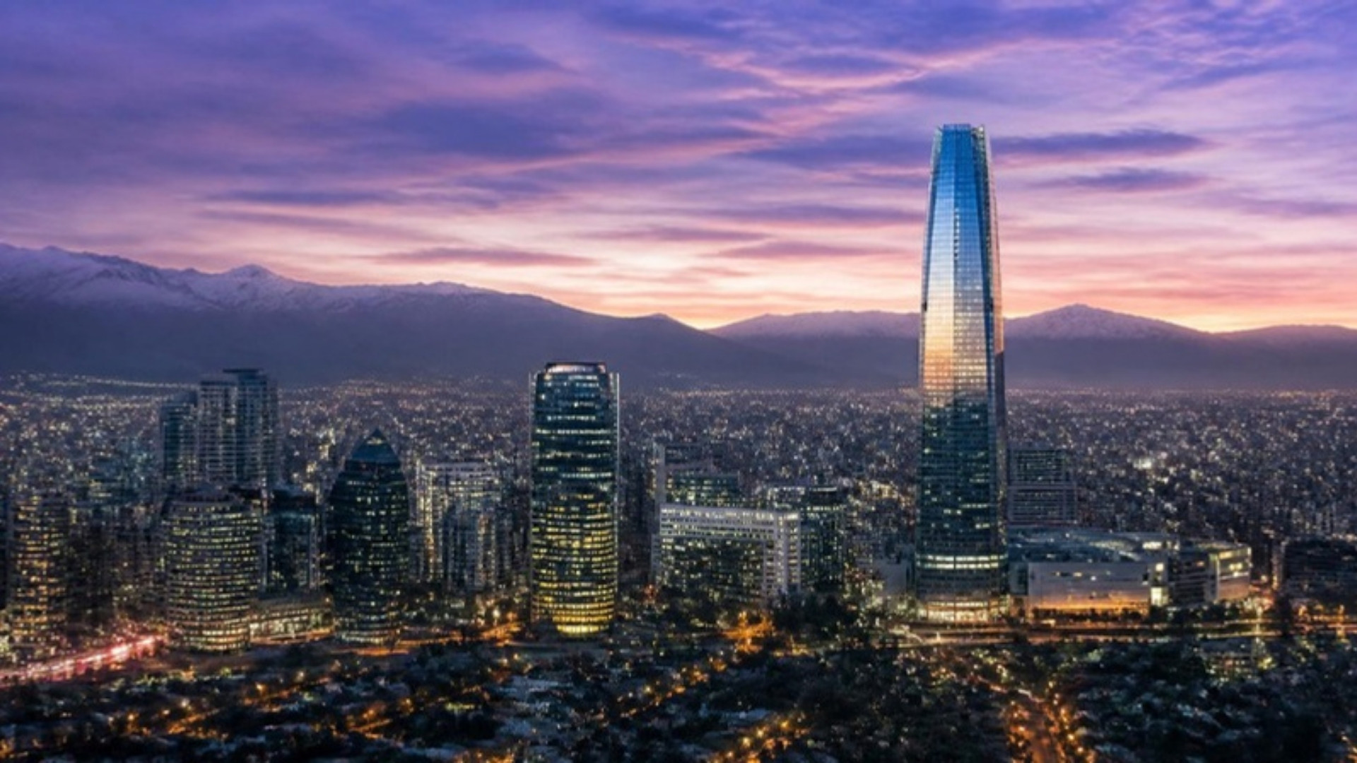 Skyline de Santiago de Chile al atardecer con la cordillera de los Andes